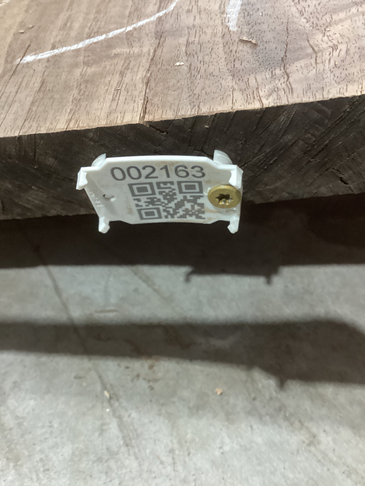 A walnut wood slab with a visible wood grain and knots, marked with a numerical code and QR code.