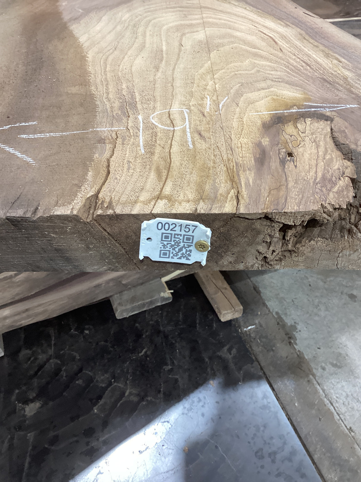 A walnut slab with a distinctive grain pattern and a visible QR label.