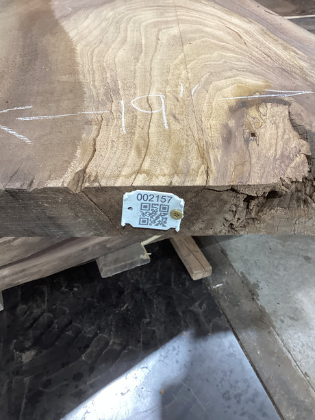 A walnut slab with a distinctive grain pattern and a visible QR label.